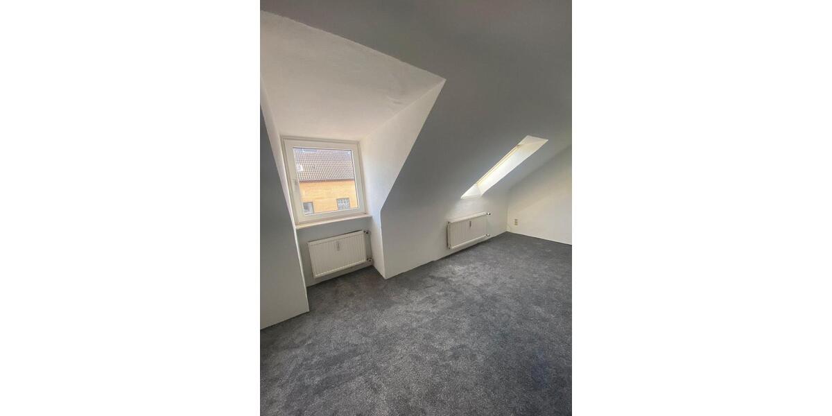 Dachgeschoßwohnung Duisburg Duisburg-Mitte - 2 Zimmer, 65 m&sup2;, 450&euro; | Angebot:25052498
