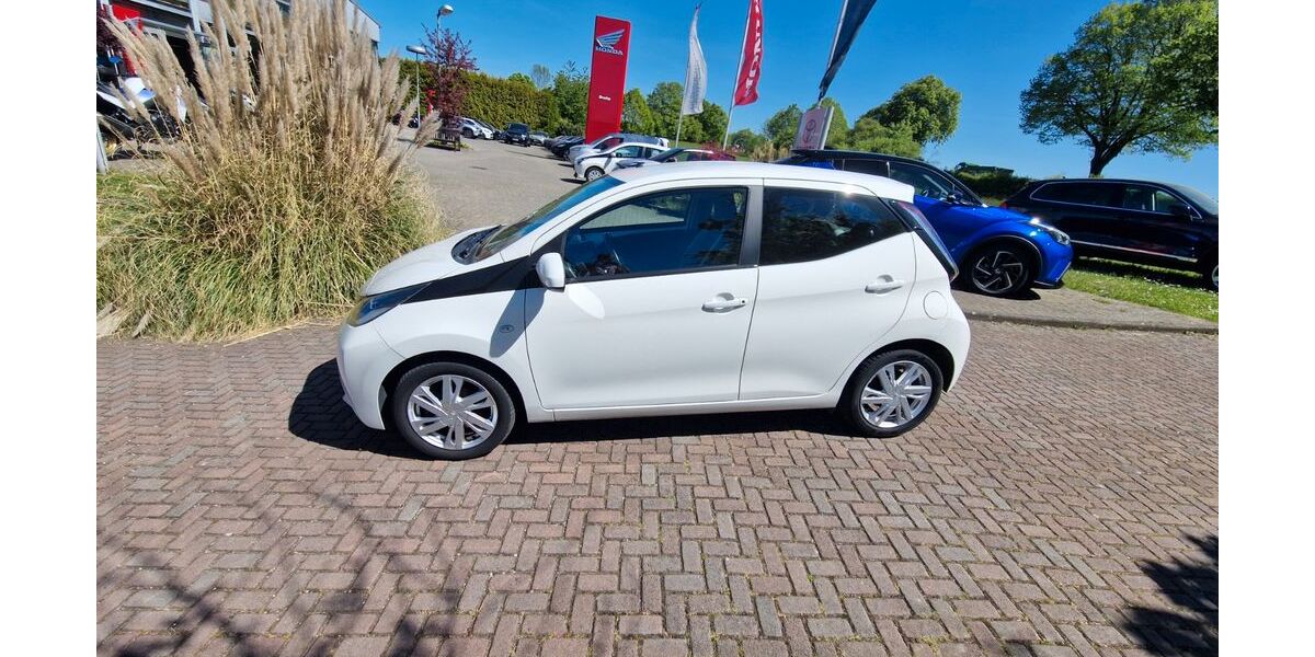Toyota Aygo (X) 73.200 km 7.750 &euro; Ratingen 40882