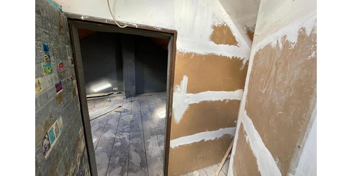 Dachgeschoßwohnung Krefeld Cracau - 5 Zimmer, 114 m&sup2;, 65.000&euro; | Angebot:27198845