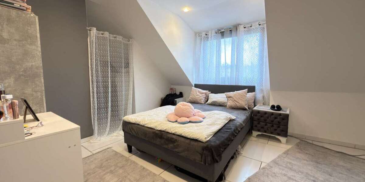 Modernisiertes 3-Parteienhaus mit Maisonette und Gartenanteil nahe Centro - Mehrfamilienhaus, Wohnhaus Oberhausen Osterfeld | Angebot:26041244