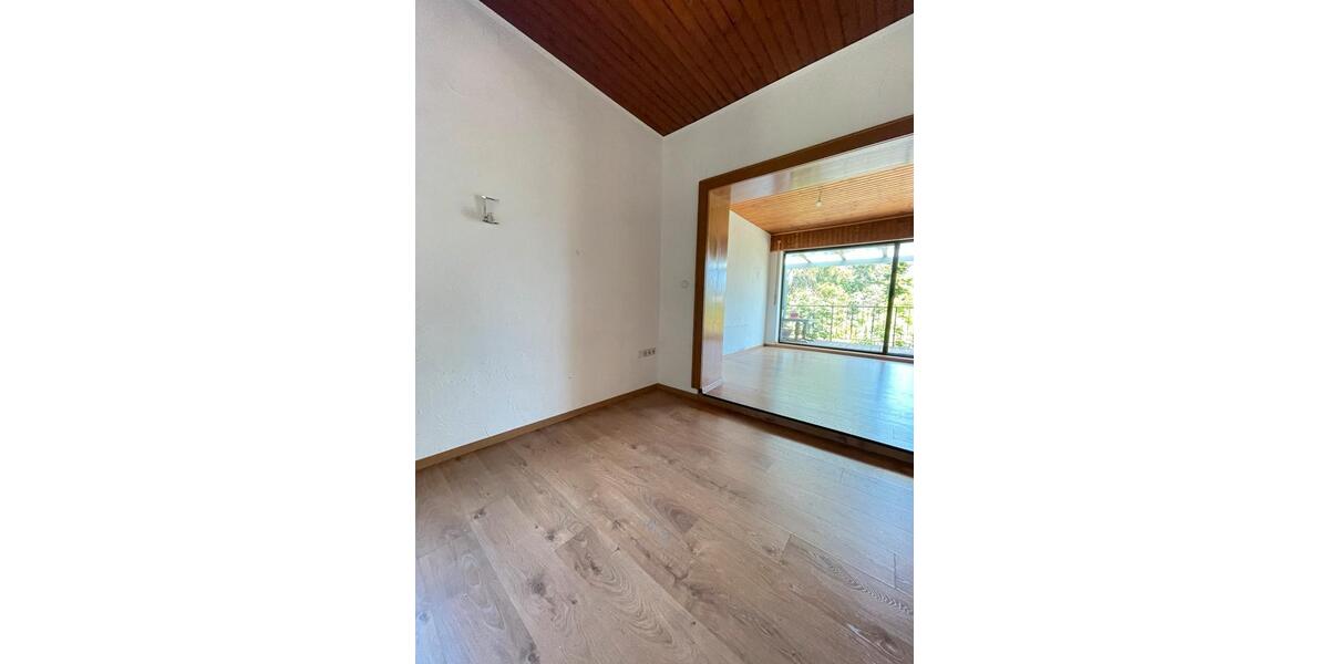 Etagenwohnung Langenfeld (Rheinland) - 9 Zimmer, 212 m&sup2;, 3.500&euro; | Angebot:26385101