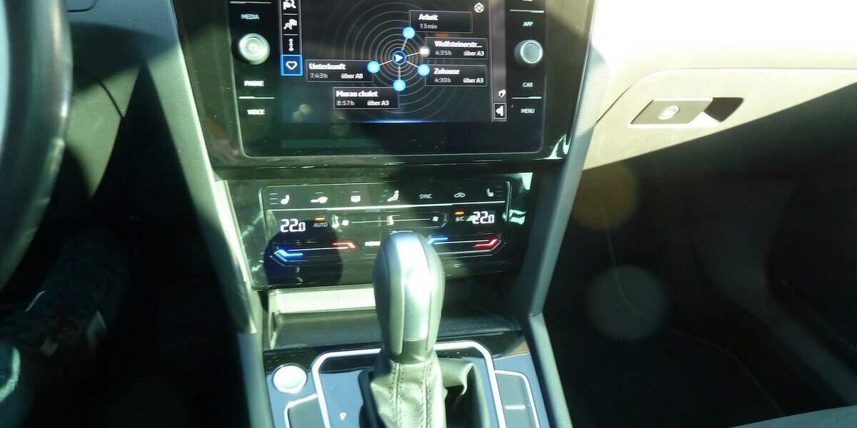 VW Passat Variant R-Line 2.0 TDI DSG Leder Navi LED 135.000 km 21.900 &euro; Ratingen 40885