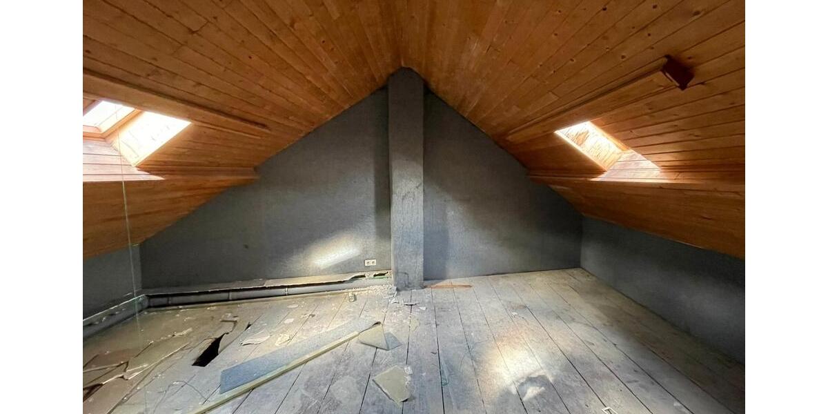 Dachgeschoßwohnung Krefeld Cracau - 5 Zimmer, 114 m&sup2;, 65.000&euro; | Angebot:27198845