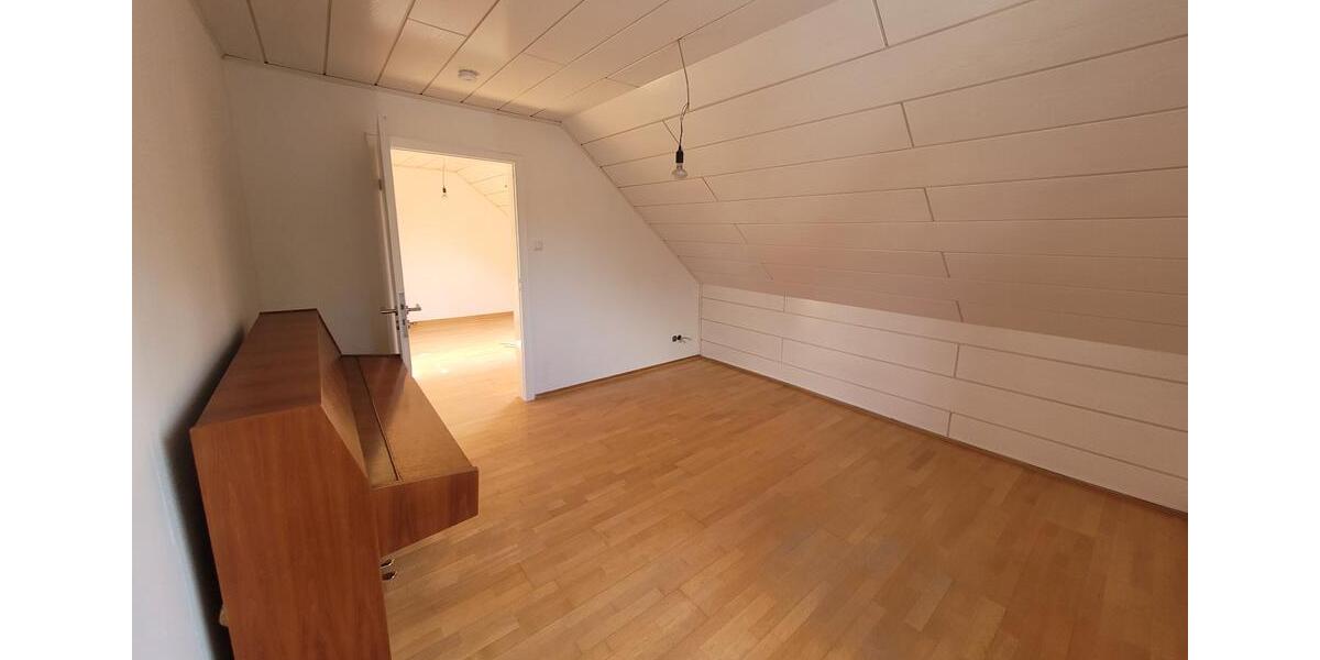 Dachgeschoßwohnung Duisburg Angerhausen - 4 Zimmer, 56 m&sup2;, 610&euro; | Angebot:27583218