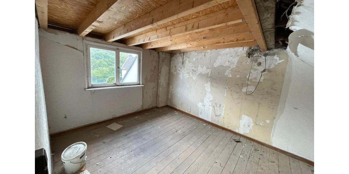 Dachgeschoßwohnung Krefeld Cracau - 5 Zimmer, 114 m&sup2;, 65.000&euro; | Angebot:27198845
