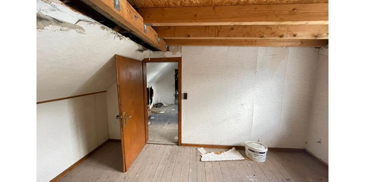 Dachgeschoßwohnung Krefeld Cracau - 5 Zimmer, 114 m&sup2;, 65.000&euro; | Angebot:27198845