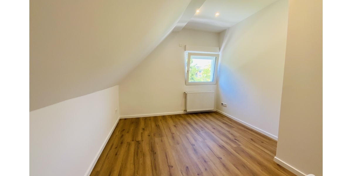 Einfamilienhaus mit 5 Zimmern und 2 Bädern, großem Garten ideal für Familien. Komplett saniert! - Einfamilienhaus Düsseldorf / Rath Rath | Angebot:27190569