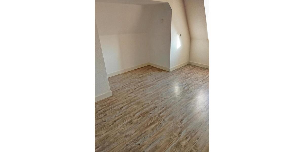 Dachgeschoßwohnung Duisburg Mittelmeiderich - 5 Zimmer, 140 m&sup2;, 1.100&euro; | Angebot:25174363