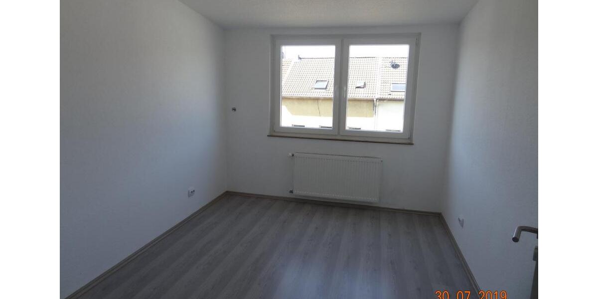 Dachgeschoßwohnung Krefeld - 3 Zimmer, 70 m&sup2;, 610&euro; | Angebot:25854723