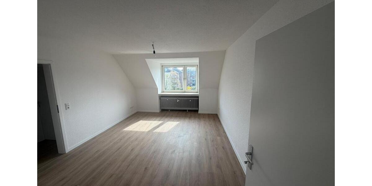 Dachgeschoßwohnung Essen Stadtbezirk VI - 3 Zimmer, 65 m&sup2;, 550&euro; | Angebot:25962504