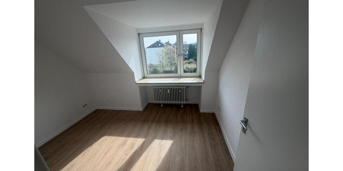 Dachgeschoßwohnung Essen Stadtbezirk VI - 3 Zimmer, 65 m&sup2;, 550&euro; | Angebot:25962504