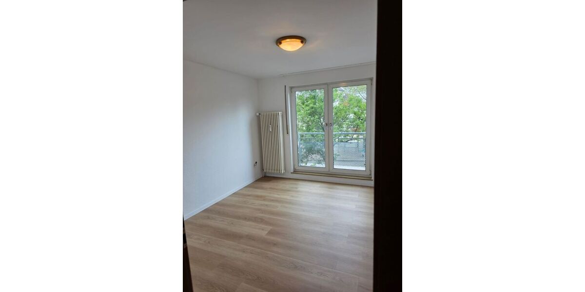 Renovierte 2,5 Zimmer-Wohnung mit Aufzug, Balkonkraftwerk, Video-Sprechanlage, Garage (Warmmiete: 965 + 100 Garage) - Etagenwohnung Duisburg Meiderich | Angebot:27473556