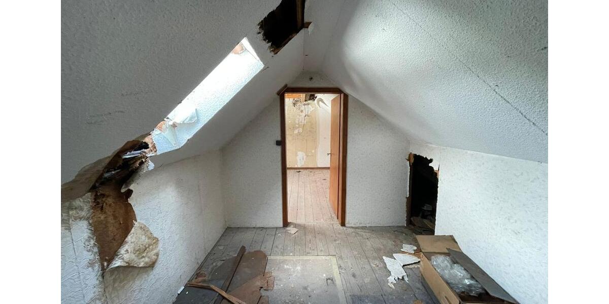 Dachgeschoßwohnung Krefeld Cracau - 5 Zimmer, 114 m&sup2;, 65.000&euro; | Angebot:27198845