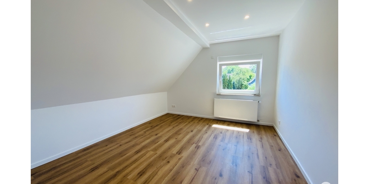 Einfamilienhaus mit 5 Zimmern und 2 Bädern, großem Garten ideal für Familien. Komplett saniert! - Einfamilienhaus Düsseldorf / Rath Rath | Angebot:27190569
