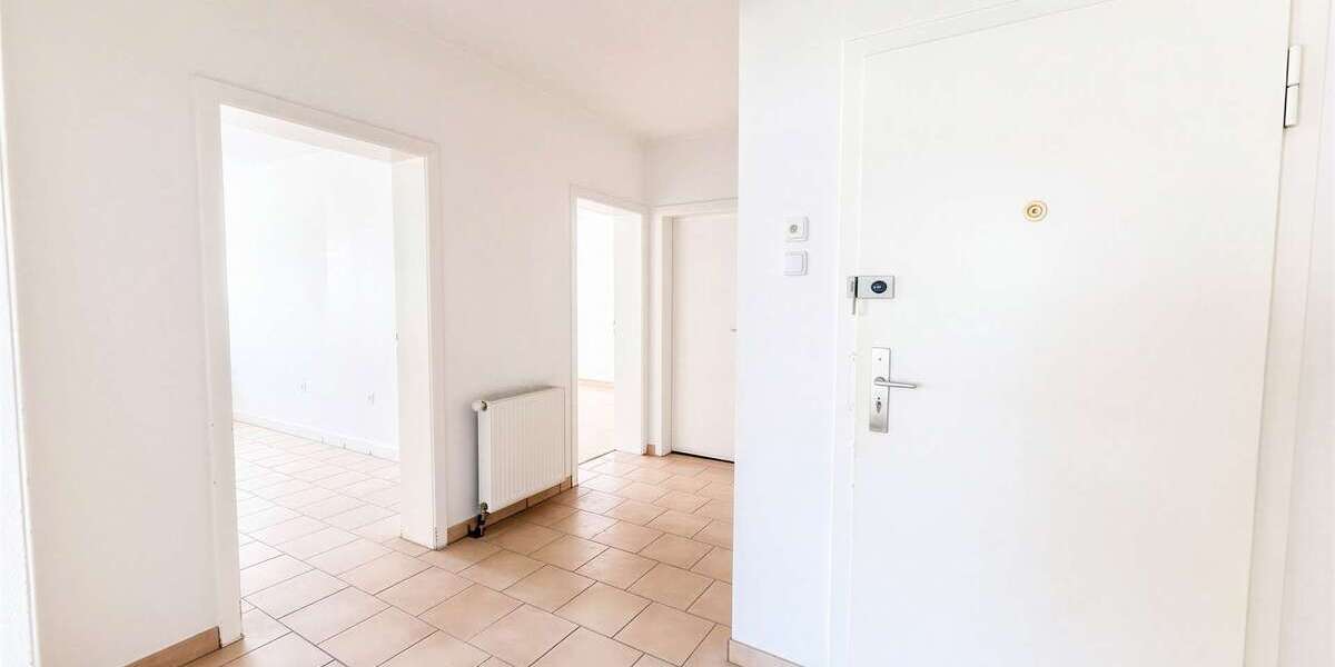 Helle 3,5-Zimmer-Wohnung mit Garage, Kellerraum und Dachboden-Stauraum - Erdgeschoßwohnung Essen Stadtbezirk III | Angebot:27200883