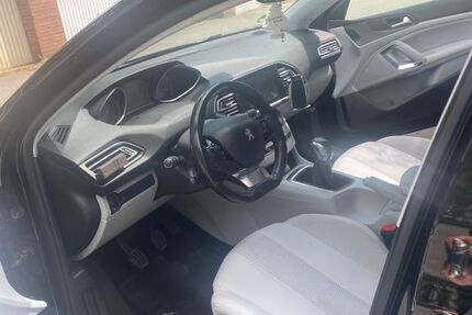 Peugeot 308 118.500 km 5.200 &euro; Neuss 41464