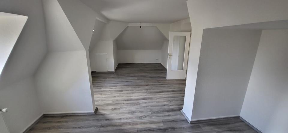 Dachgeschoßwohnung Duisburg Essenberg - 3 Zimmer, 73 m&sup2;, 549&euro; | Angebot:24979248