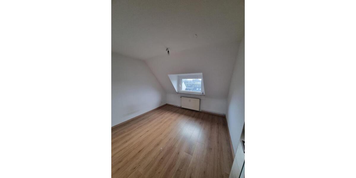 Dachgeschoßwohnung Duisburg Mittelmeiderich - 3 Zimmer, 56 m&sup2;, 450&euro; | Angebot:23912672