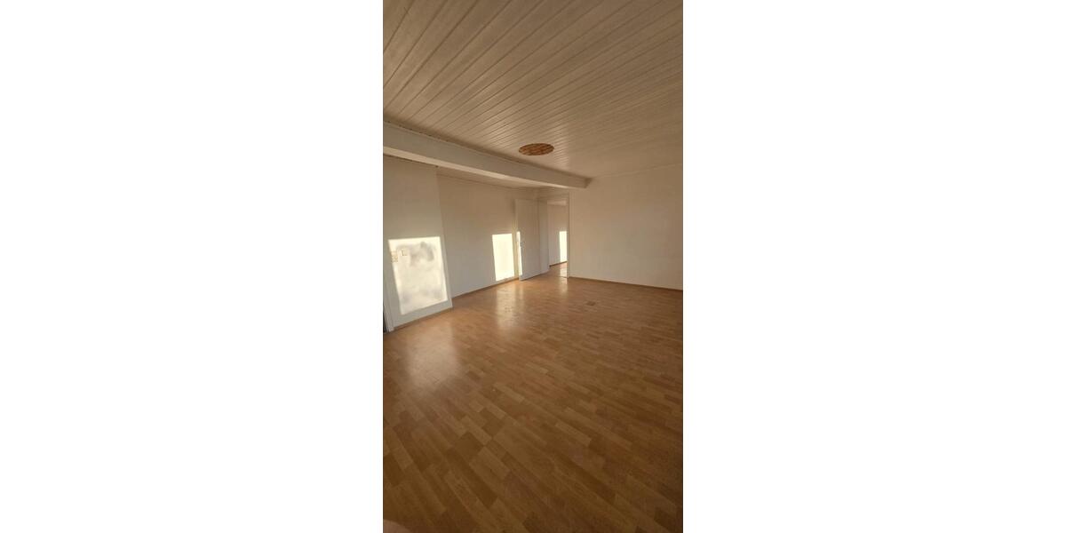 Dachgeschoßwohnung Duisburg Mittelmeiderich - 4.5 Zimmer, 115 m&sup2;, 860&euro; | Angebot:27535497