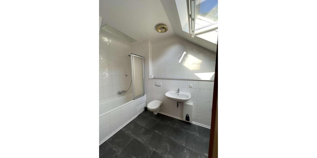 Dachgeschoßwohnung Duisburg Mittelmeiderich - 2 Zimmer, 61 m&sup2;, 453&euro; | Angebot:25545639