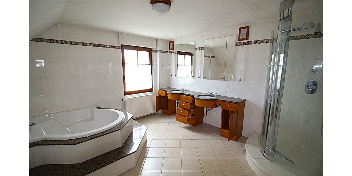 Kernsaniertes Einfamilienhaus mit (Bau)-Grundstück und großem Anbau mit vielen Nutzungsmöglichkeiten - Einfamilienhaus Solingen Ohligs | Angebot:23472326