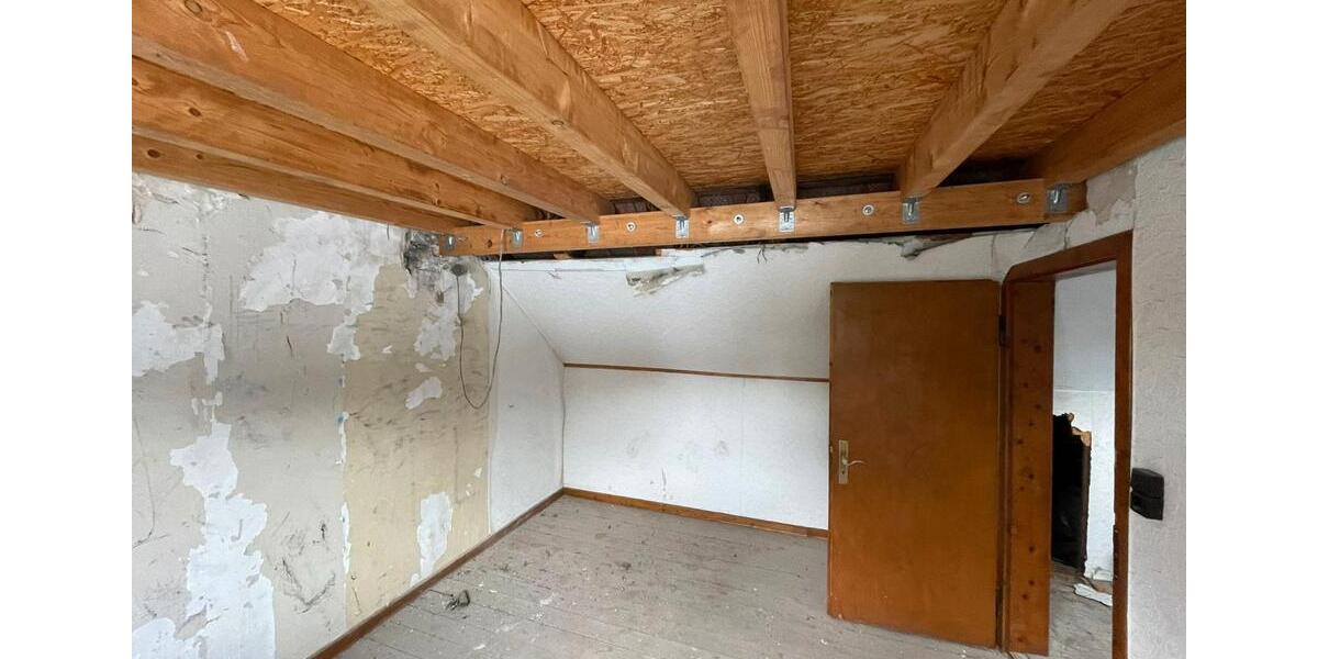 Dachgeschoßwohnung Krefeld Cracau - 5 Zimmer, 114 m&sup2;, 65.000&euro; | Angebot:27198845