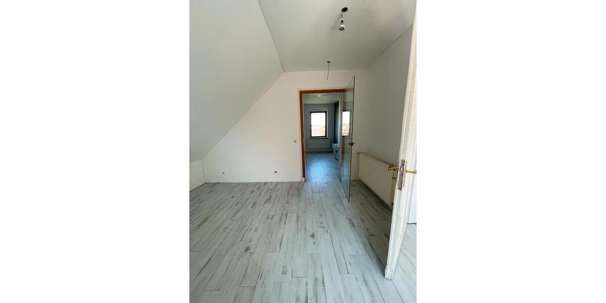 Etagenwohnung Langenfeld (Rheinland) - 9 Zimmer, 212 m&sup2;, 3.500&euro; | Angebot:26385101