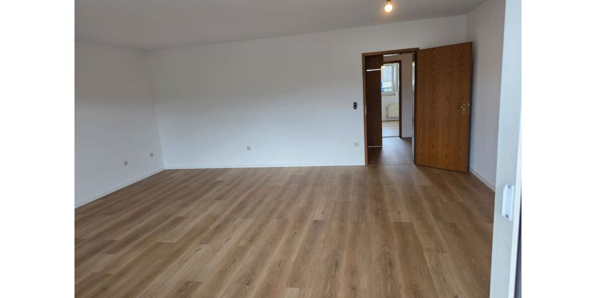 Renovierte 2,5 Zimmer-Wohnung mit Aufzug, Balkonkraftwerk, Video-Sprechanlage, Garage (Warmmiete: 965 + 100 Garage) - Etagenwohnung Duisburg Meiderich | Angebot:27473556