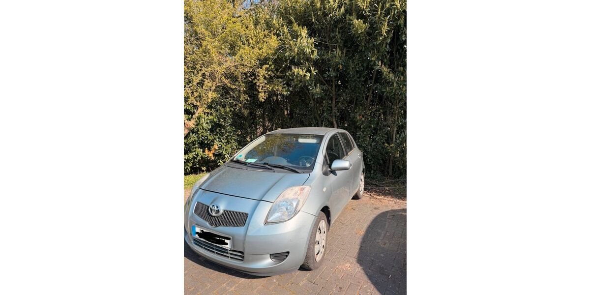 Toyota Yaris 83.000 km 3.699 &euro; Essen 45130