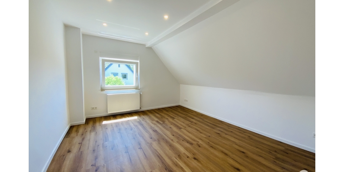 Einfamilienhaus mit 5 Zimmern und 2 Bädern, großem Garten ideal für Familien. Komplett saniert! - Einfamilienhaus Düsseldorf / Rath Rath | Angebot:27190569