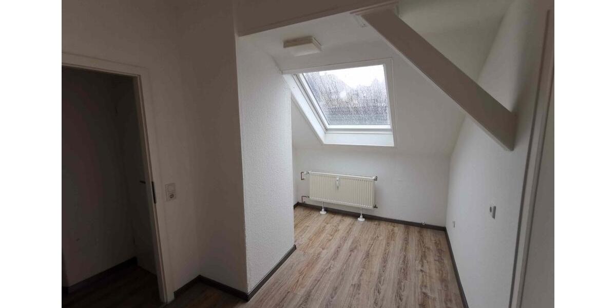 Dachgeschoßwohnung Wuppertal Gemarkung Barmen - 6 Zimmer, 120 m&sup2;, 900&euro; | Angebot:25283149