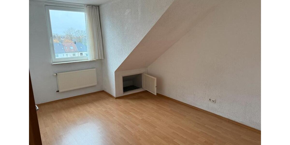 Dachgeschoßwohnung Essen Stadtbezirk III - 4 Zimmer, 82 m&sup2;, 920&euro; | Angebot:25222612