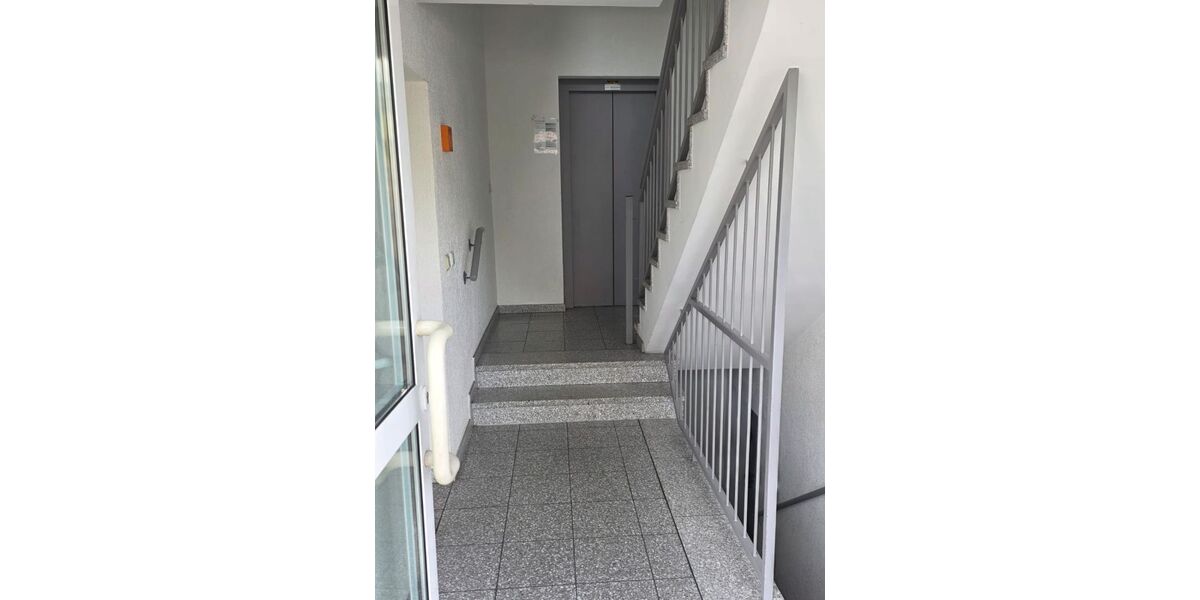 Renovierte 2,5 Zimmer-Wohnung mit Aufzug, Balkonkraftwerk, Video-Sprechanlage, Garage (Warmmiete: 965 + 100 Garage) - Etagenwohnung Duisburg Meiderich | Angebot:27473556