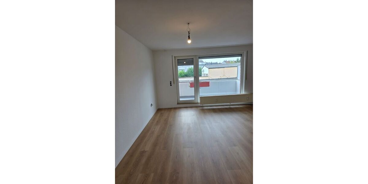 Renovierte 2,5 Zimmer-Wohnung mit Aufzug, Balkonkraftwerk, Video-Sprechanlage, Garage (Warmmiete: 965 + 100 Garage) - Etagenwohnung Duisburg Meiderich | Angebot:27473556