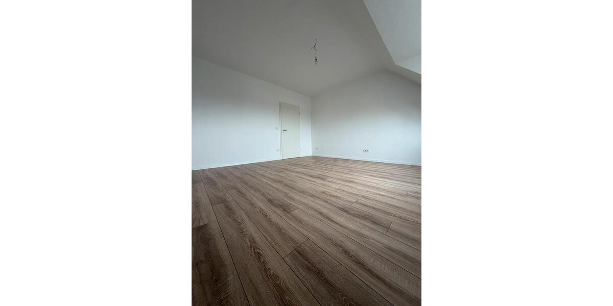 Dachgeschoßwohnung Duisburg Mittelmeiderich - 2.5 Zimmer, 78 m&sup2;, 900&euro; | Angebot:25986186
