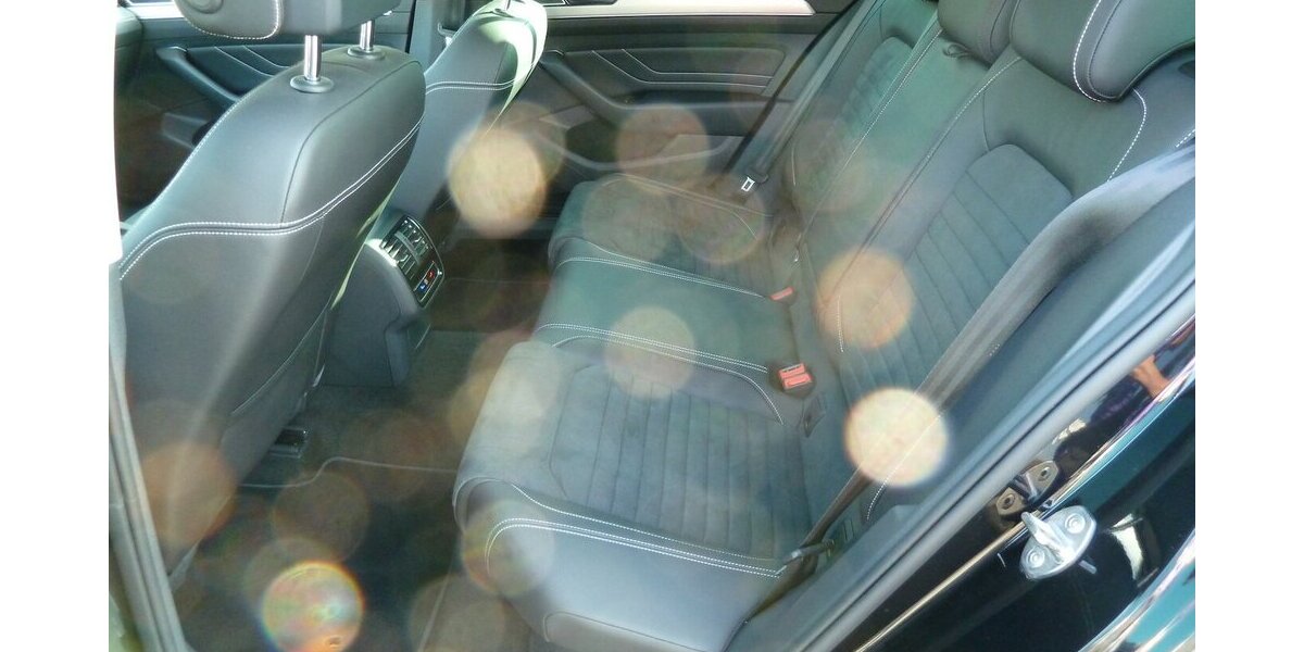 VW Passat Variant R-Line 2.0 TDI DSG Leder Navi LED 135.000 km 21.900 &euro; Ratingen 40885