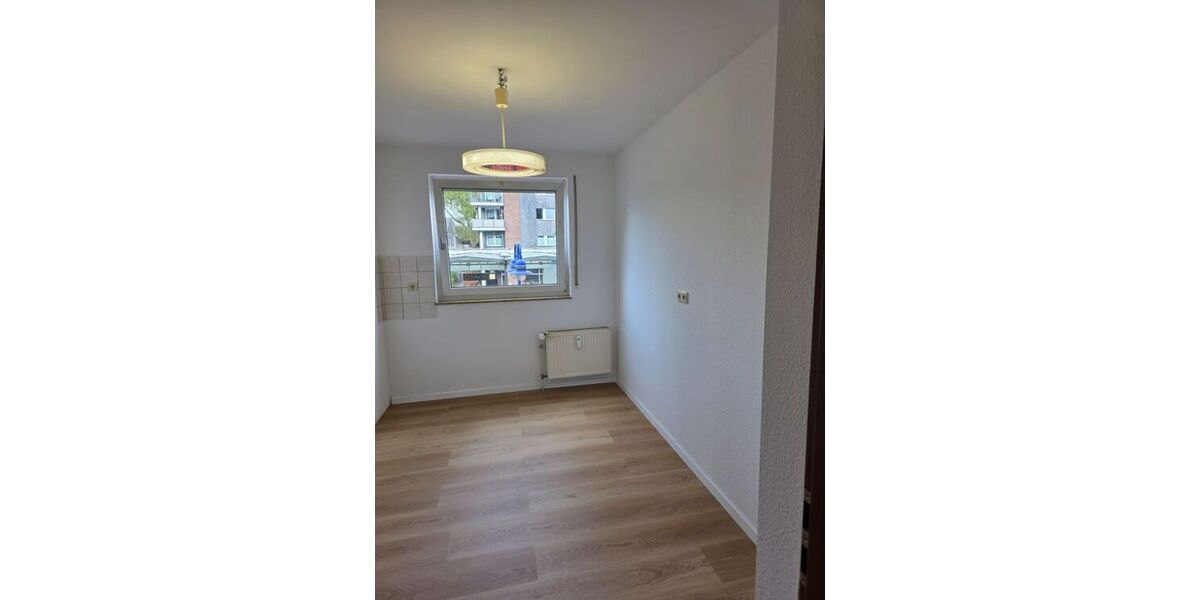 Renovierte 2,5 Zimmer-Wohnung mit Aufzug, Balkonkraftwerk, Video-Sprechanlage, Garage (Warmmiete: 965 + 100 Garage) - Etagenwohnung Duisburg Meiderich | Angebot:27473556