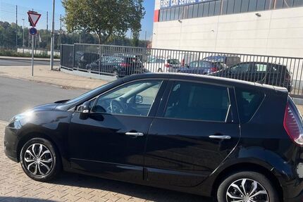 Renault Scenic 112.497 km 4.799 &euro; Düsseldorf 40599