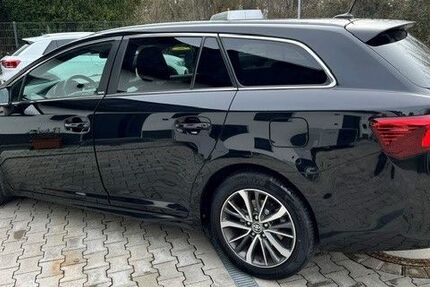 Toyota Avensis 65.247 km 14.490 &euro; Düsseldorf 40599
