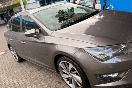 Seat Leon 76.948 km 10.500 &euro; Düsseldorf 40627