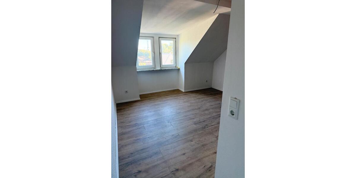 Dachgeschoßwohnung Duisburg Duisburg-Mitte - 4 Zimmer, 82 m&sup2;, 1.000&euro; | Angebot:27537350